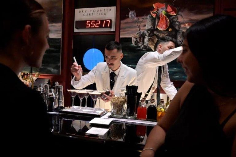 Dry Martini by Javier de las Muelas. The bar. Madrid