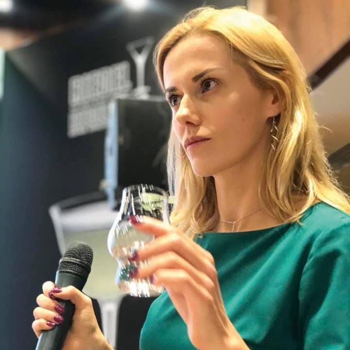 Анна Пекер