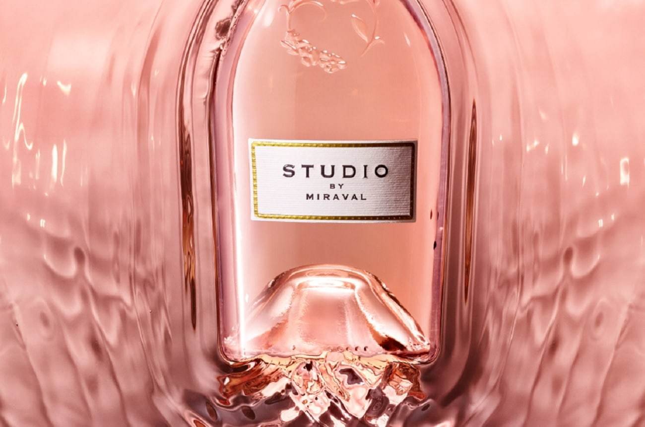 Вин студио. Miraval вино Джоли. Miraval Rose Brad Pitt. Вино Мираваль Розе. Вино Анджелина Джоли Мираваль.